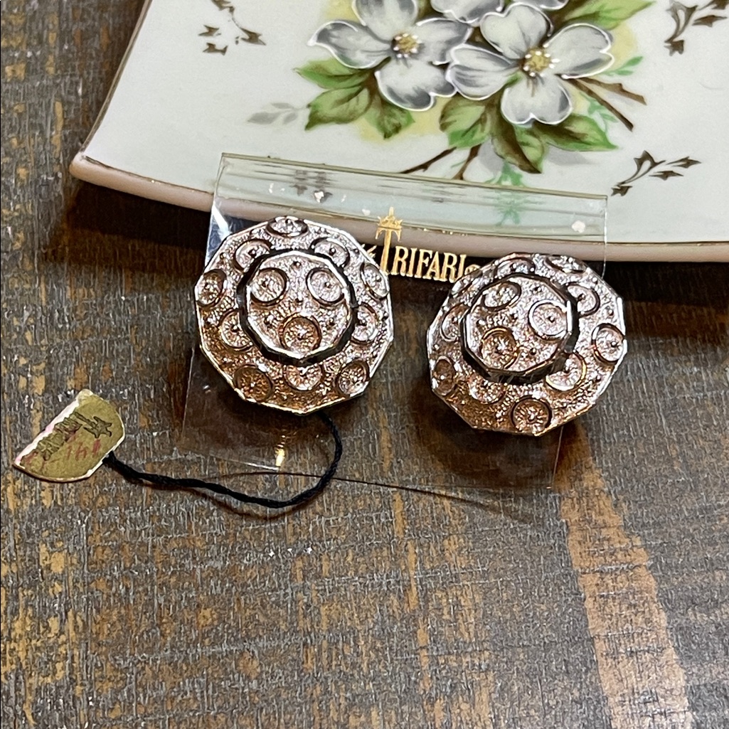 Nos Vintage Trifari Textured Silver Dome Clip-On Earrings 55$